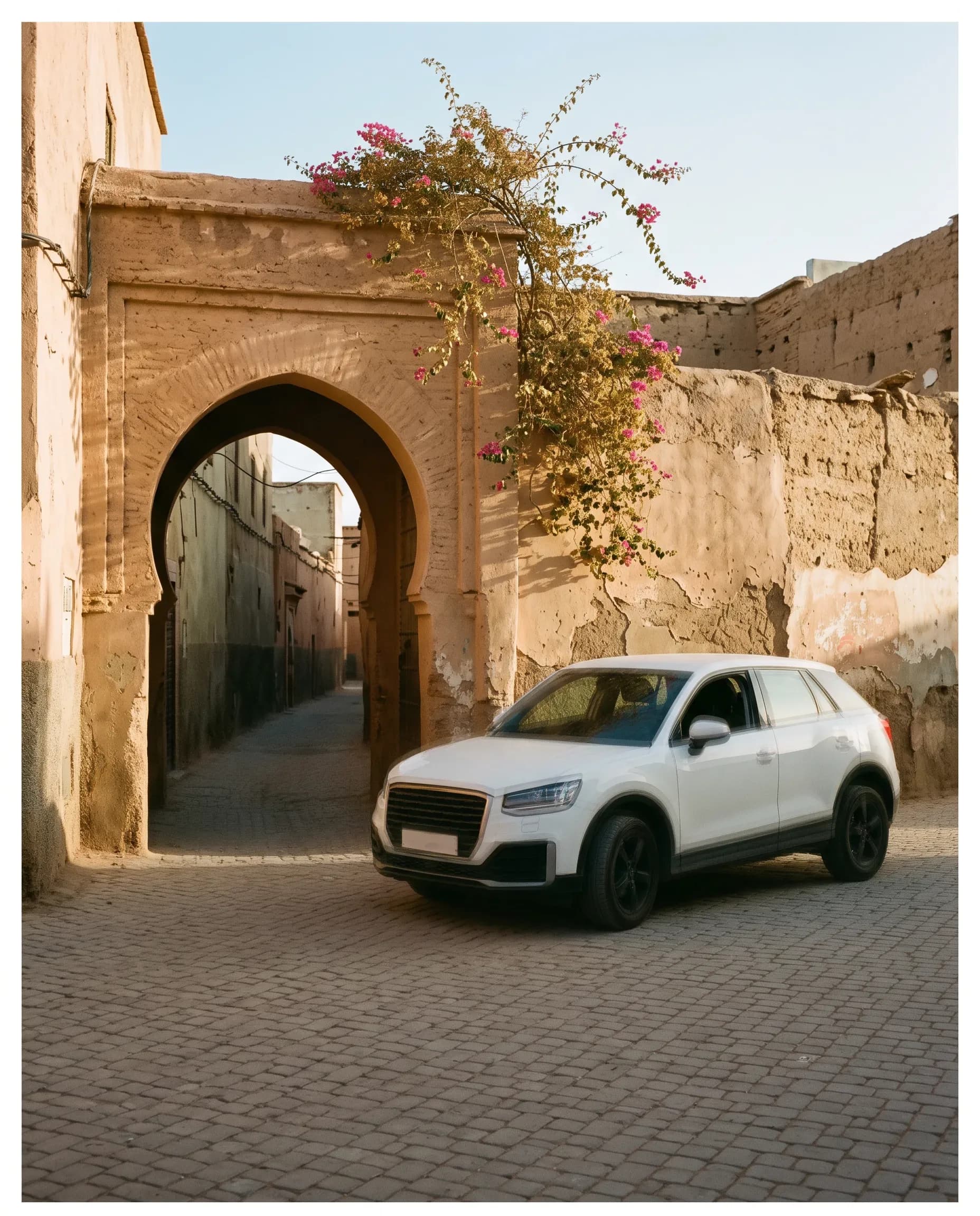 Porteur livrant une voiture de location devant la porte Bab Doukkala à Marrakech
