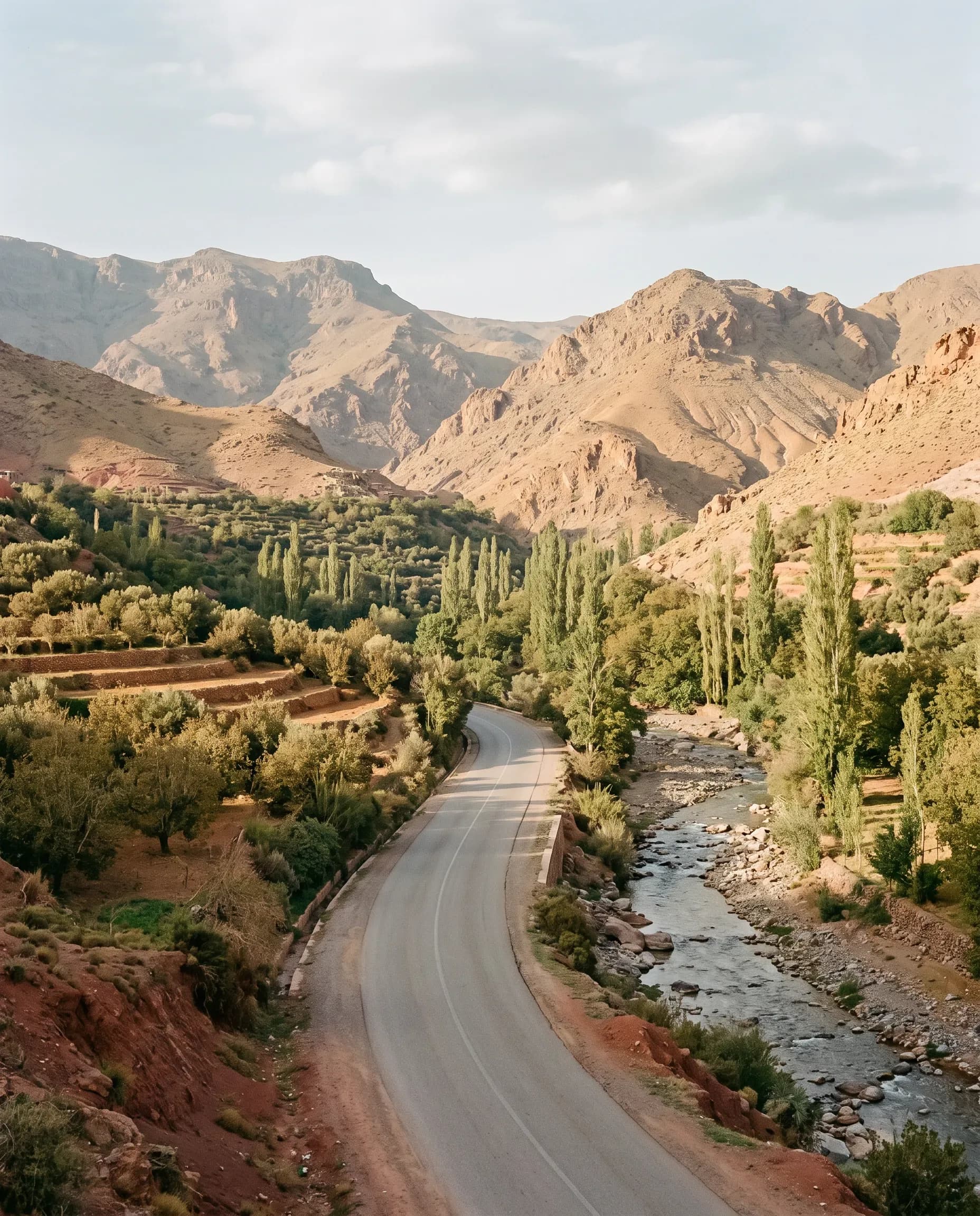 Vallée de l'Ourika à 68 km de Marrakech, rivière et villages berbères en terrasses