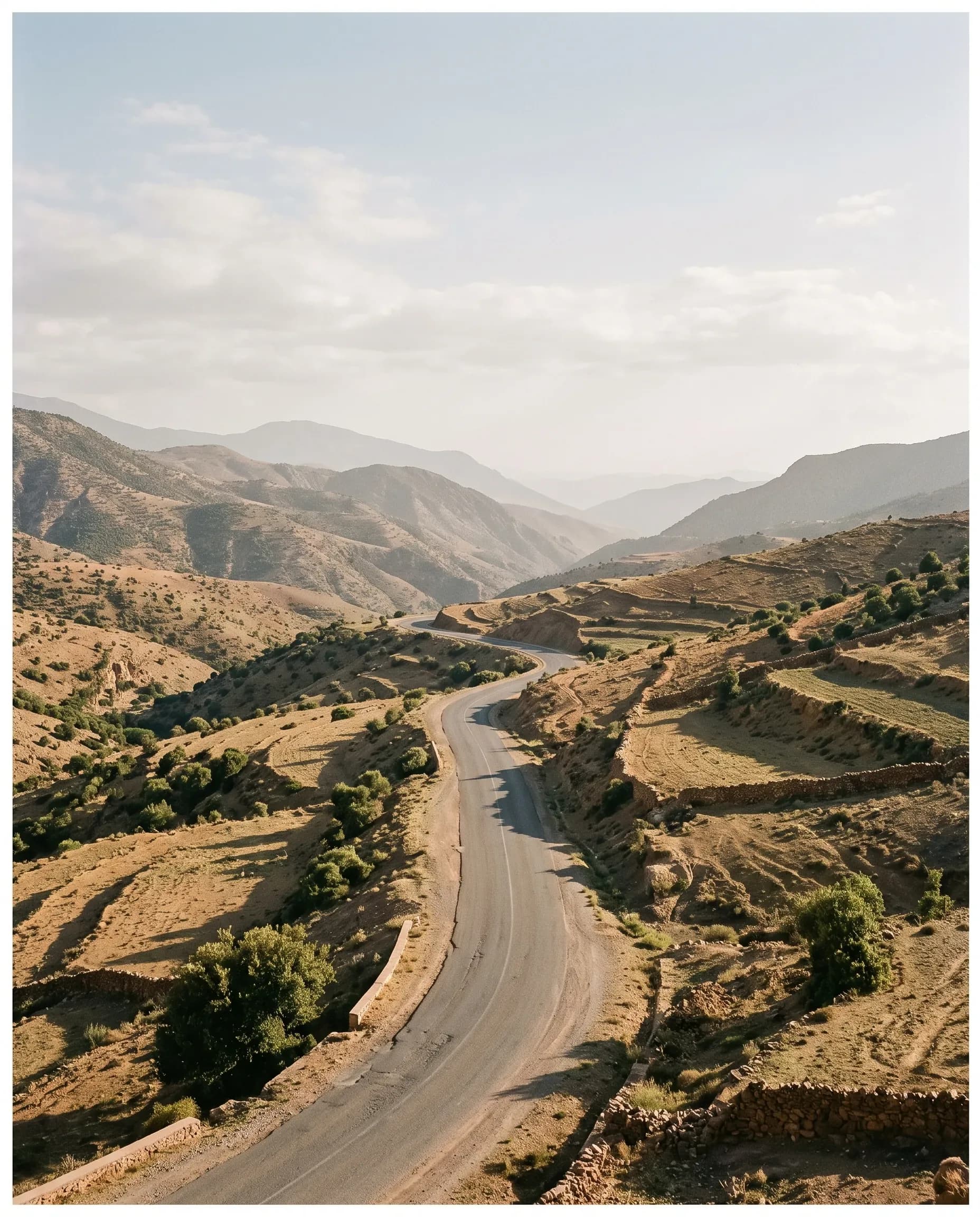 Guide de location de voiture à Marrakech, dossier de contrat et clés posés sur le tableau de bord