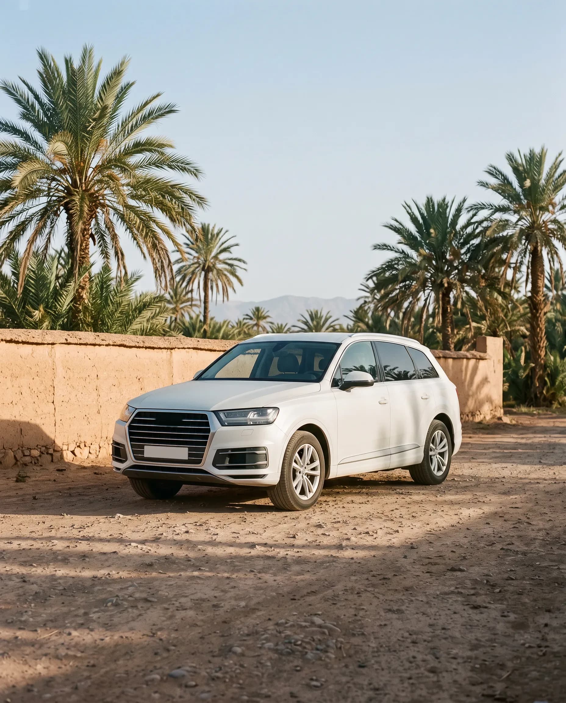 Range Rover Sport de location Luxury Car Marrakesh devant une villa de la Palmeraie à Marrakech